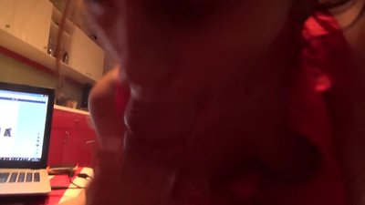 Lernejanino suĉas la dikon de sia frato dum neniu estas hejme