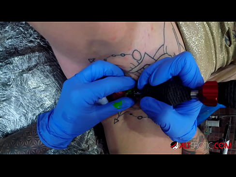 ❤️ Ekstreme tatuita varmulo Sully Savage ricevis tatuon sur sia klitoro ️ Pornvideo ĉe ni