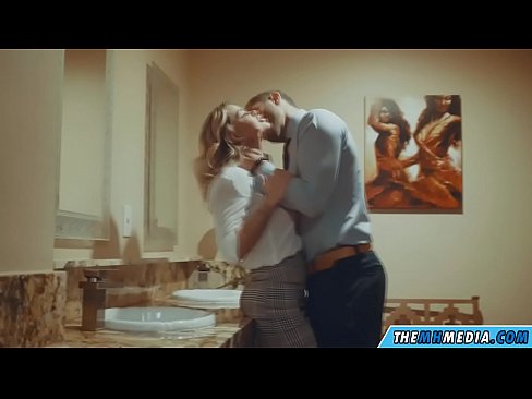 ❤️ Kiam belplena blondulo delogas vin en publika necesejo ️ Pornvideo ĉe ni